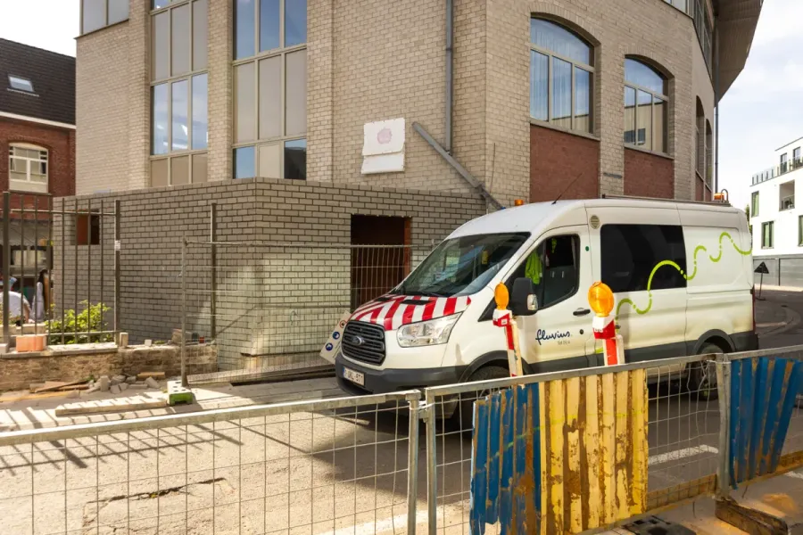 Bouw van middenspanningscabine op speelplein Heilig&College