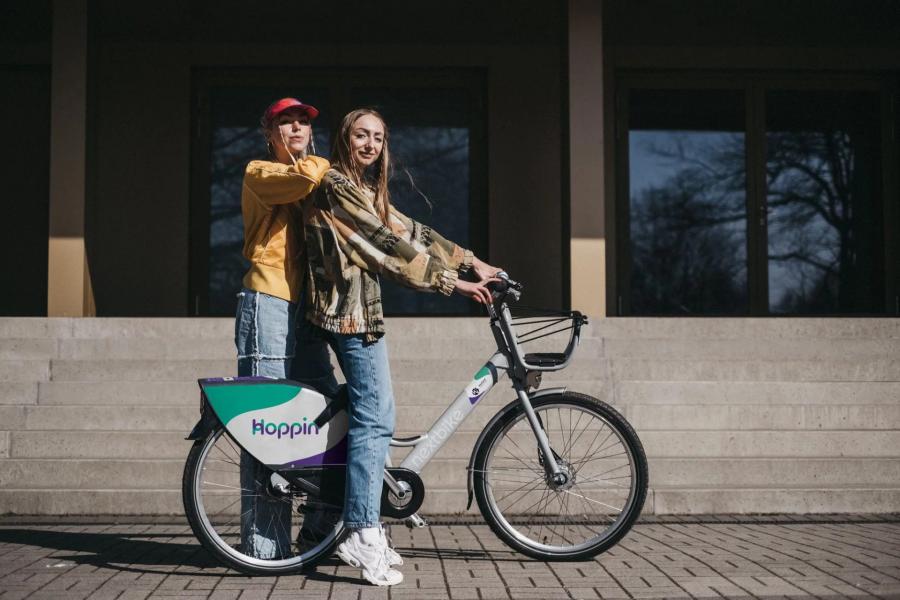 2 meisjes met een deelfiets