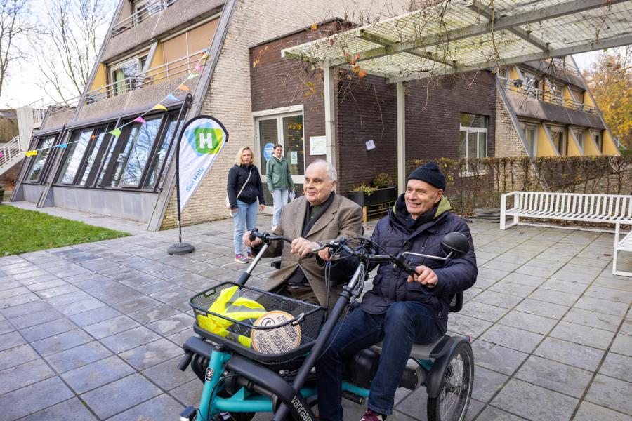 Oudere mannen op de duofiets