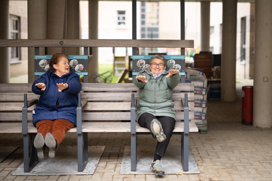 Oudere dames op de beweegbank