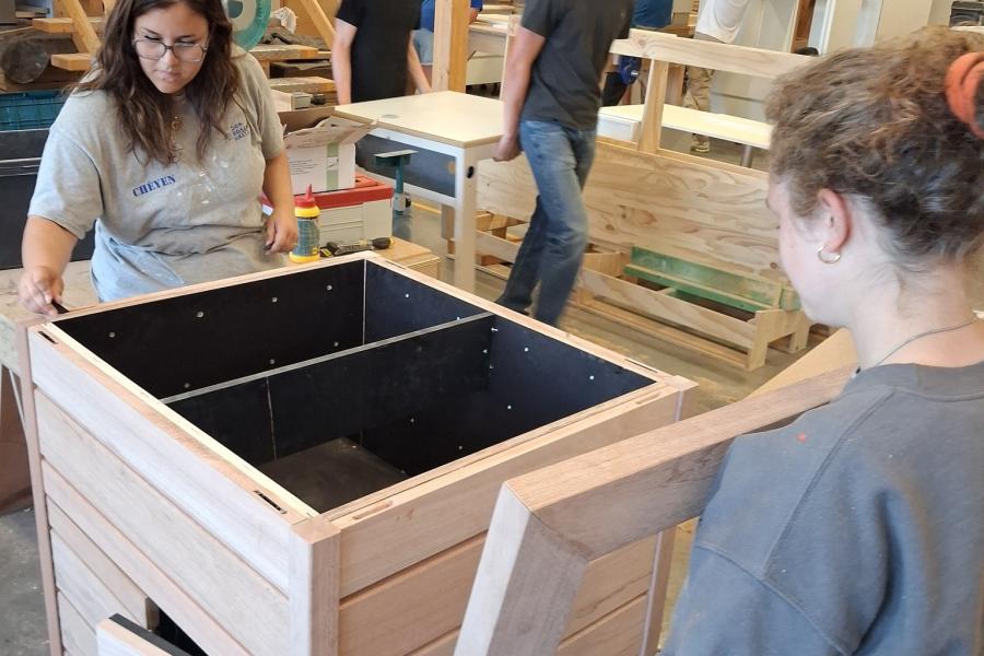 Leeringen aan het werkk in het atelier