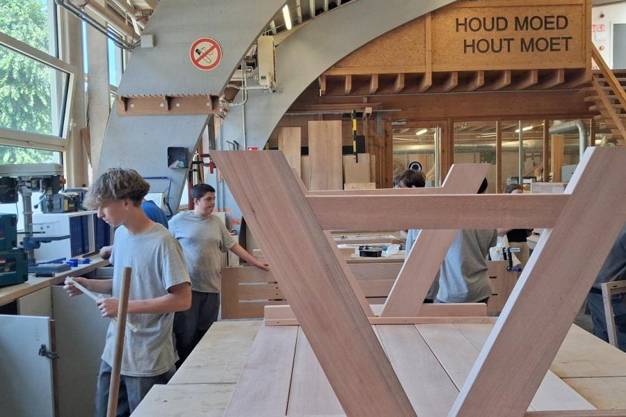 Leeringen aan het werkk in het atelier