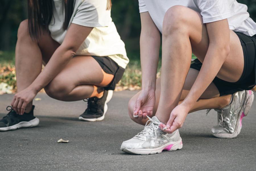 Lopers knopen hun snoeren (c)Freepik