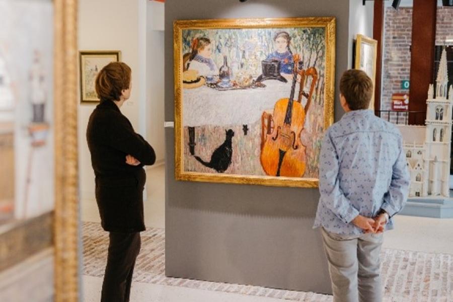 Mensen kijken naar een schilderij