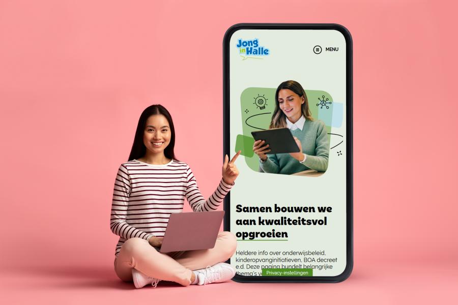 vrouw verkent de nieuwe website