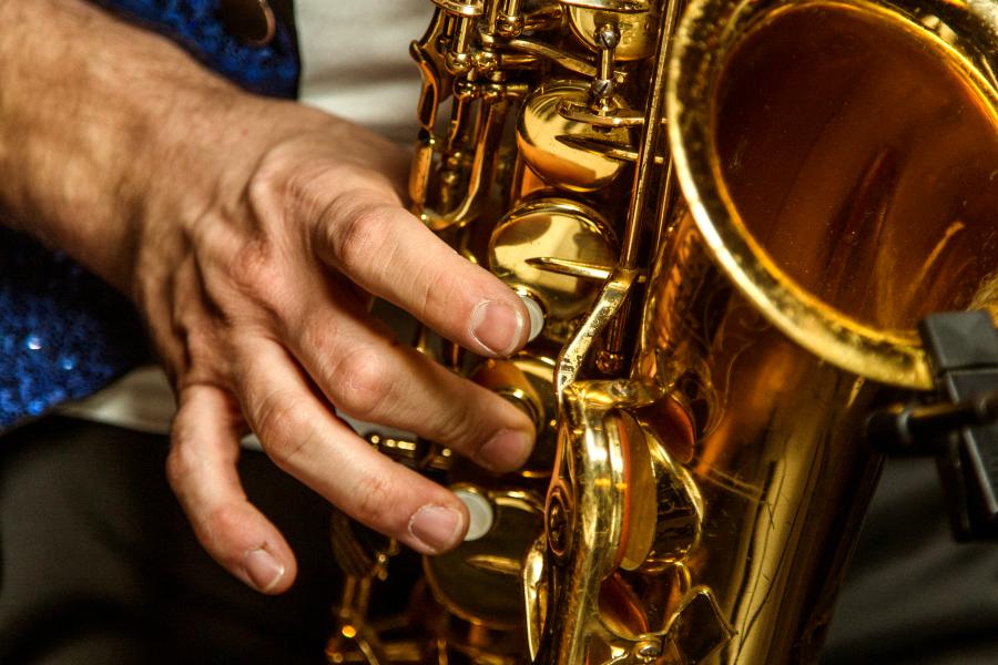 iemand speelt saxofoon