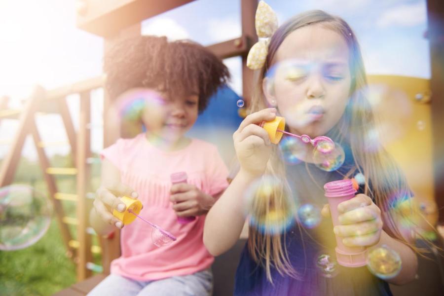 kinderen blazen bellen (c)Freepik