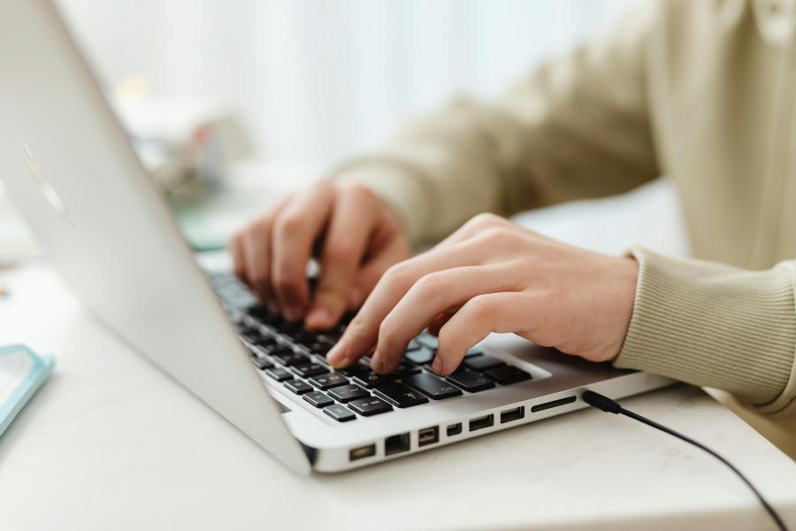 iemand werk aan computer (c) Pexels