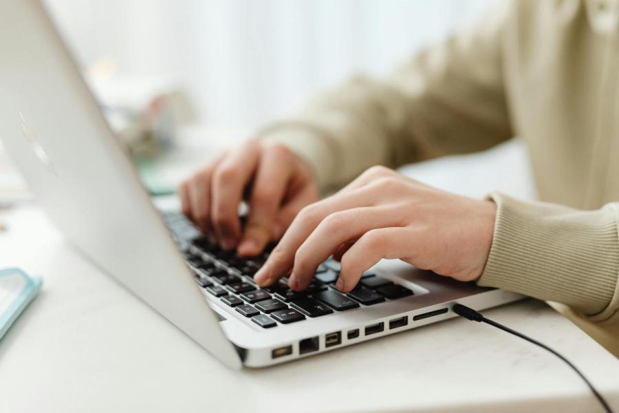 iemand werk aan computer (c) Pexels