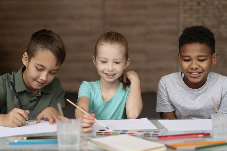kinderen in de opvang (c)Freepik