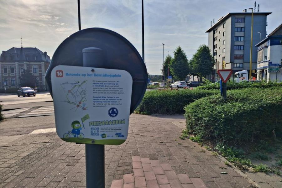 Fietskrakkenbordje op Bevrijdingsplein. (c) stad Halle