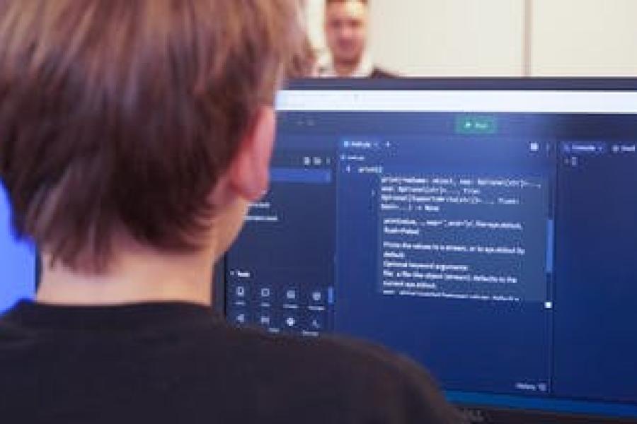 Programmeren in Python met CodeFever in jouw buurt - Pythons 3 (12-16 jaar) © VZW CodeFever
