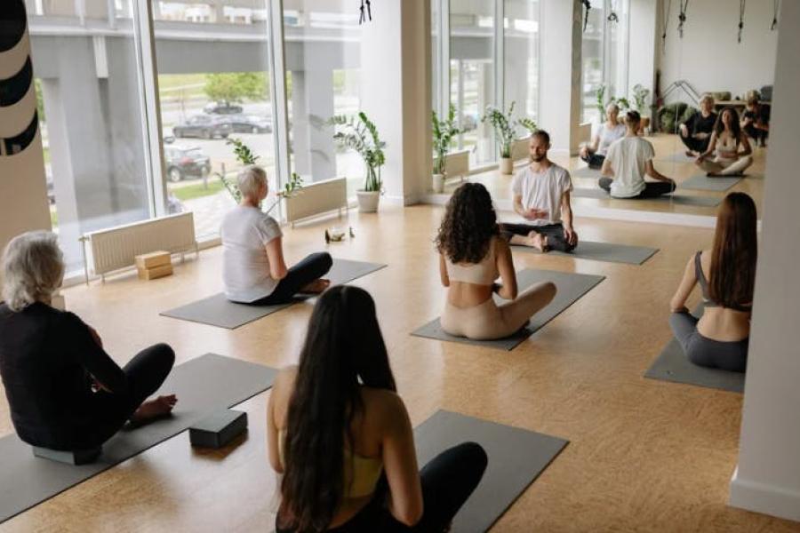Yoga 50+ © Canva