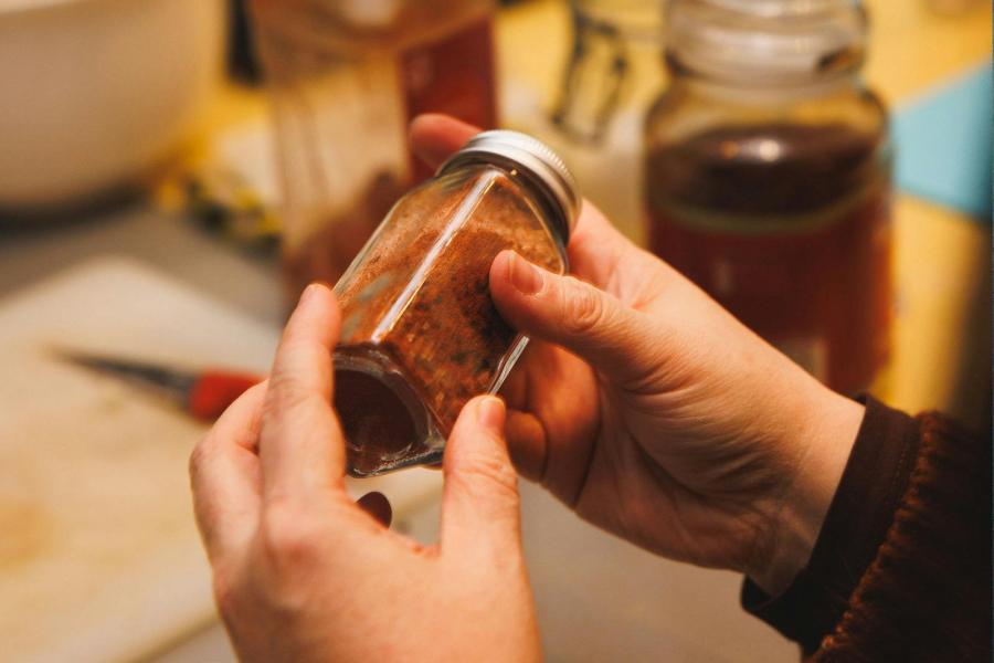 Culinaire cadeautjes: kruidige mixen en oliën © Mihai Neag