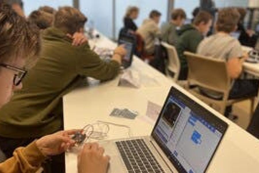 Programmeren in JavaScript, HTML en CSS met CodeFever in jouw buurt - E-Riders Level 1 © VZW CodeFever