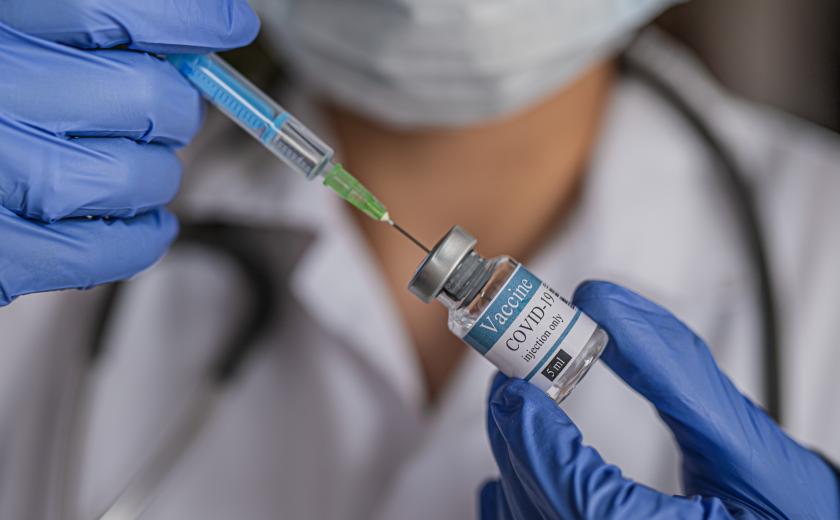 verpleegster maakt spuit klaar