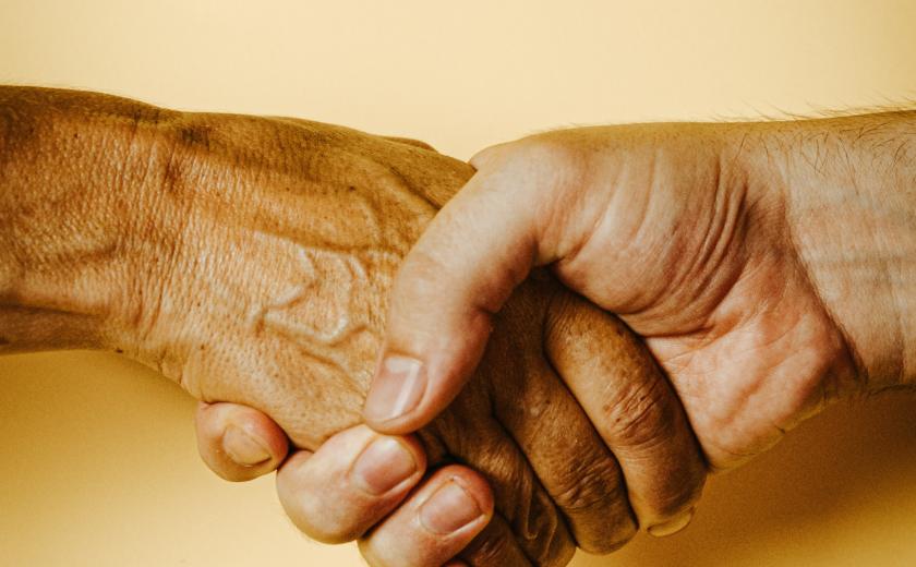 Buren geven elkaar de hand