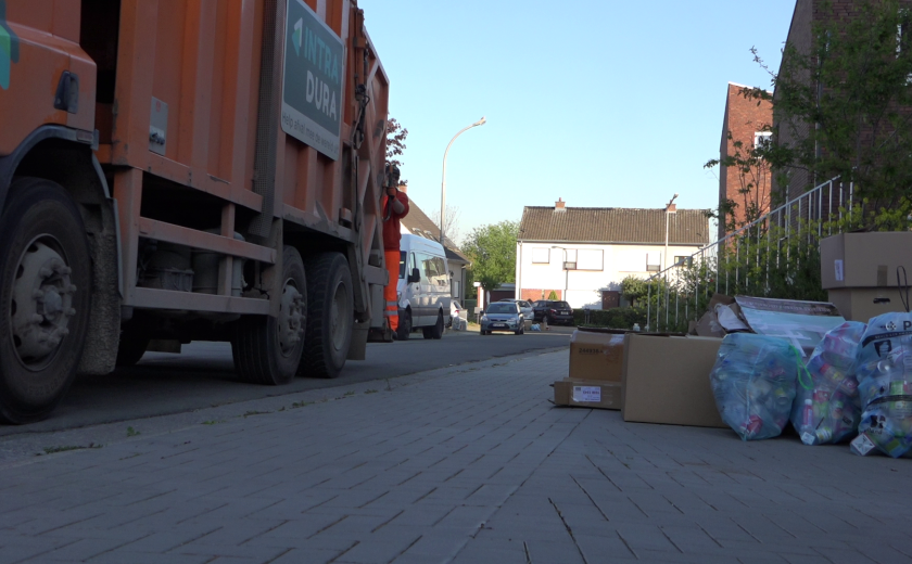 afvalophalers aan het werk