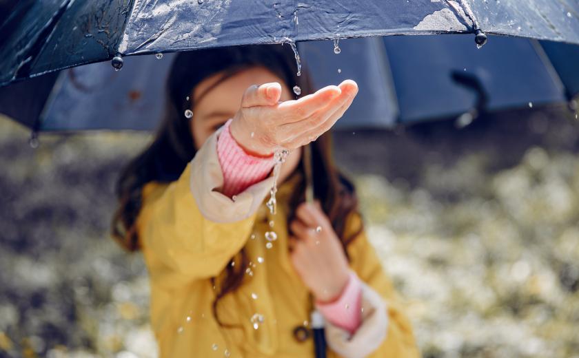 kindje vangt regen op