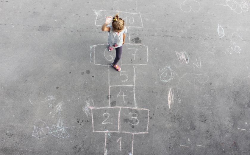 kindje speelt op straat