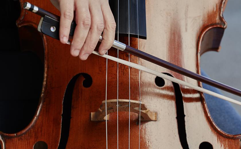 iemand speelt cello