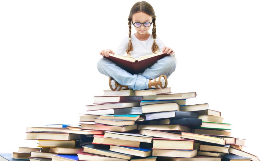 kind zit op stapel boeken