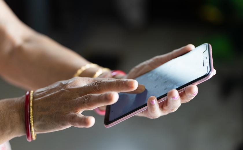 vrouw werkt op smartphone