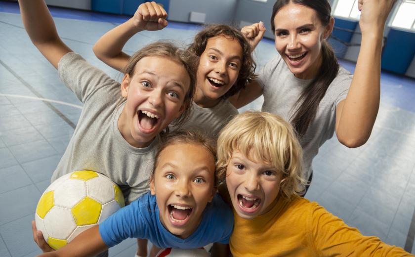 kinderen sporten blij