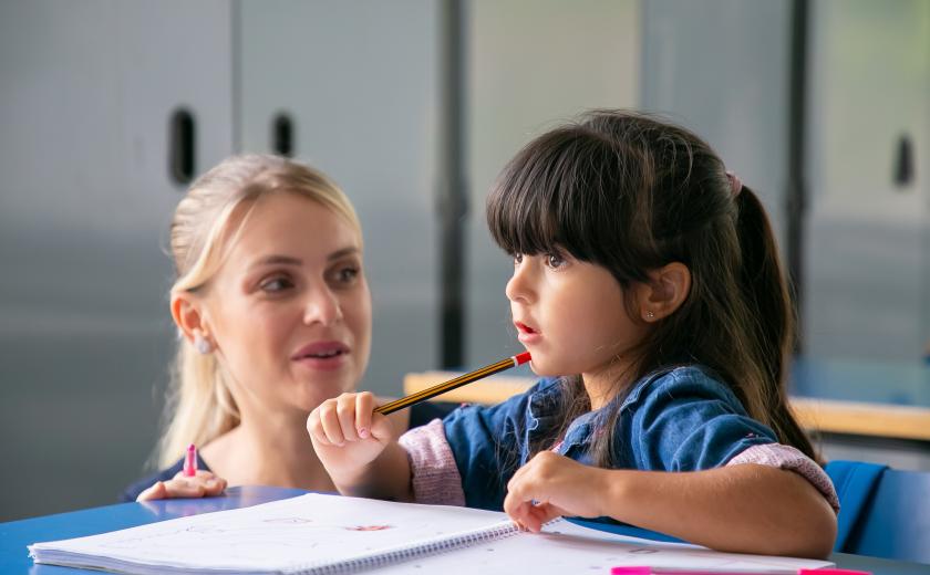 mevrouw help kind om taal te leren