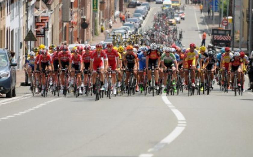 Wielrenners rijden de wedstrijd