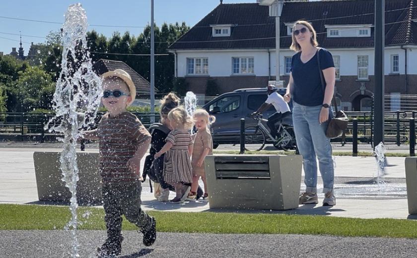 kindje speelt in de waterspeeltuin