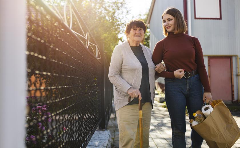 jonge vrouw helpt oudere vrouw