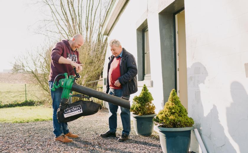 buren helpen elkaar copiright Kevin Faingnaert 