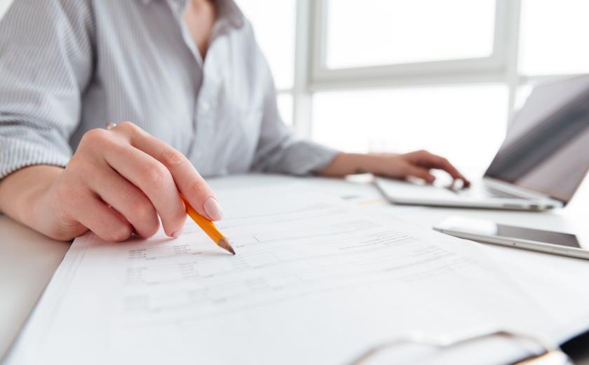 persoon brengt papieren in orde