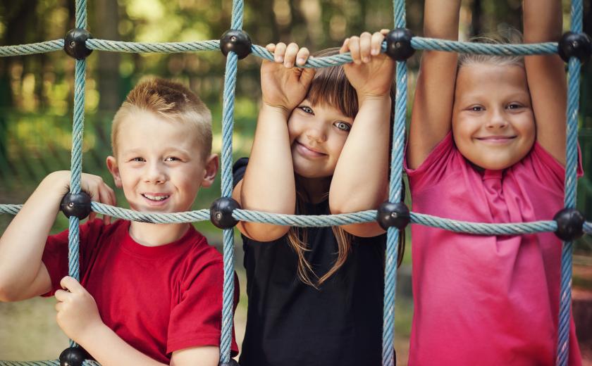 kinderen op de speeluin