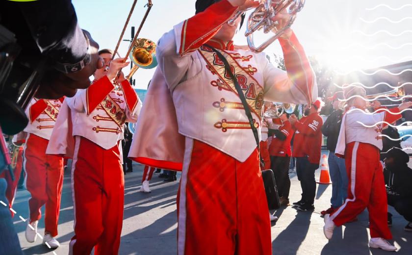 Mensen spelen op muziekinstrumenten