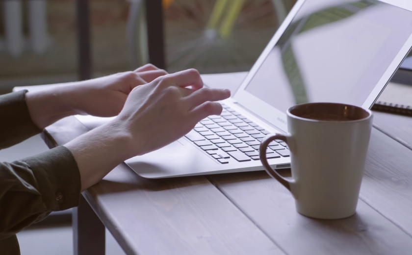 persoon werkt op computer