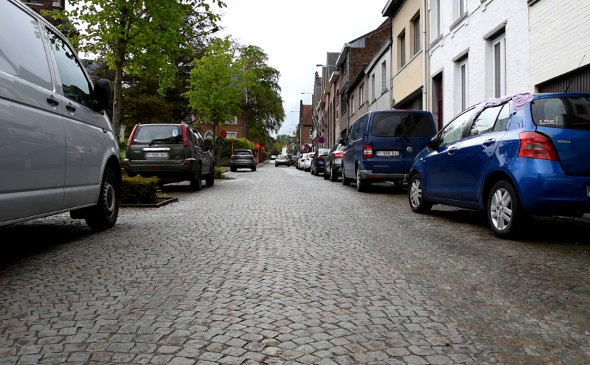 geparkeerde auto's op de straat