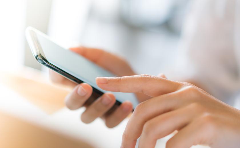 persoon gebruikt GSM