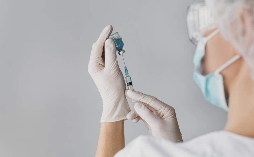 coronavaccin wordt klaargemaakt