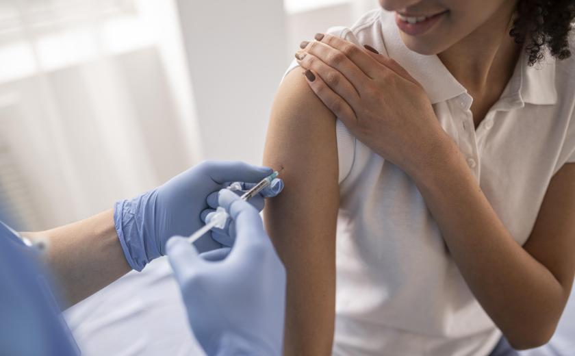 vrouw krijgt vaccin