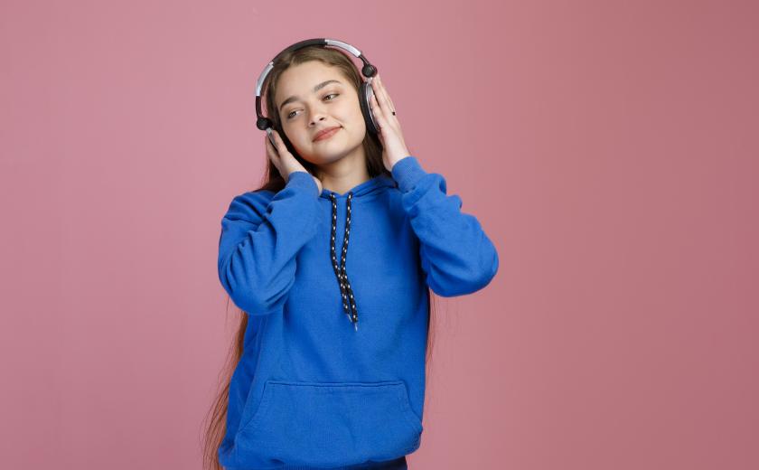 meisje luistert naar podcast