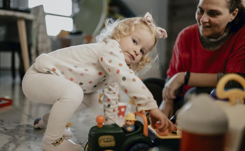 kindje speelt bij onthaalouder  (c) Hilde Lenaerts