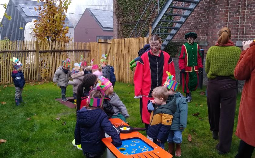 kleine kindjes spelen op de speeltuin