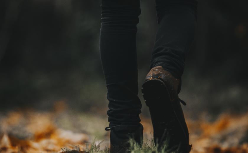 persoon loopt met een lampje