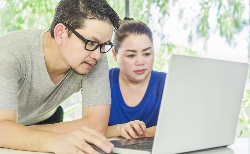 ouders achter de computer