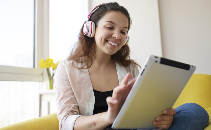 dame doet vanuit haar zetel een videocall