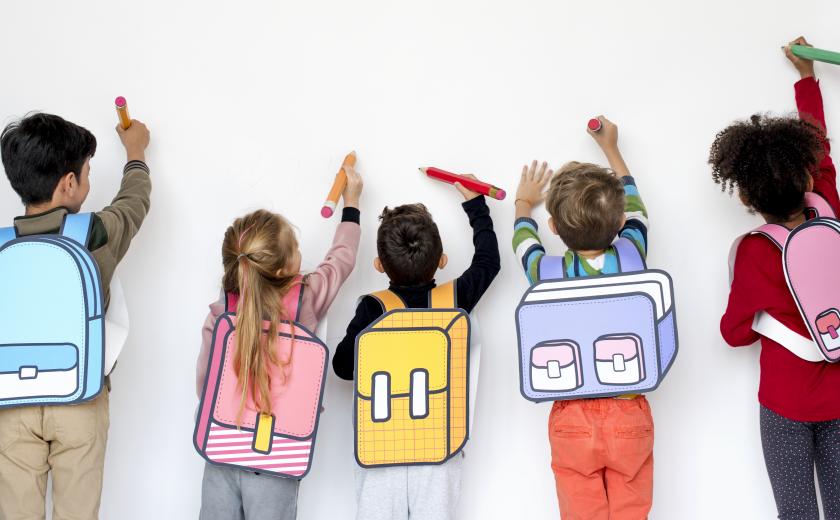 kinderen schrijven op een schoolbord