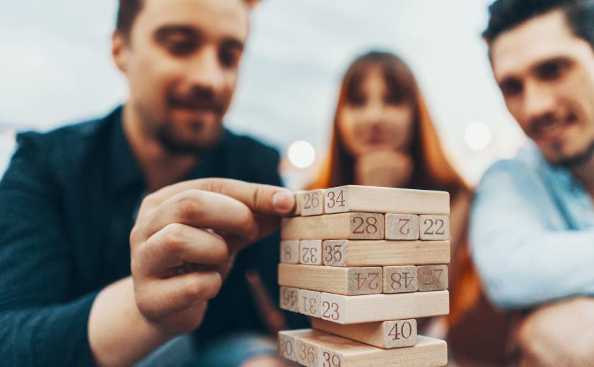 volwassenen spelen een gezelschapsspel