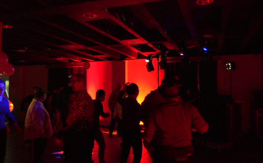 feestende mensen op het valentijnsbal